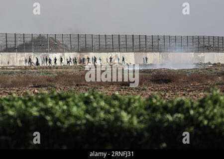 Gaza, Gaza, Palestine. 1 septembre 2023. Les manifestants palestiniens fuient après avoir été utilisés avec des bombes lacrymogènes (crédit image : © Saher Alghorra/ZUMA Press Wire) À USAGE ÉDITORIAL SEULEMENT! Non destiné à UN USAGE commercial ! Banque D'Images