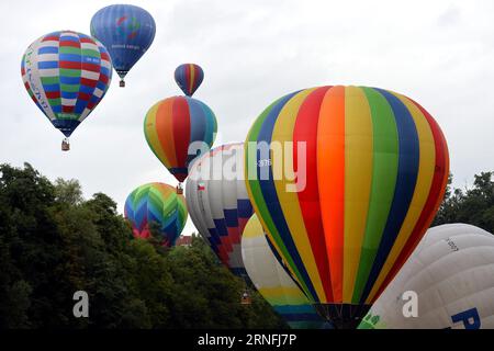 1 septembre 2023, Nove Mesto nad Metuji, République tchèque : une collection des 32 montgolfières se prépare à décoller tôt le matin dans la ville de Nove Mesto nad Metuji. Les ballonnistes de la République tchèque se rassemblent cette année pour ce qui est le plus grand événement de montgolfières '5th Balloons over Rozkos Lake' en République tchèque. (Image de crédit : © Slavek Ruta/ZUMA Press Wire) USAGE ÉDITORIAL SEULEMENT! Non destiné à UN USAGE commercial ! Banque D'Images
