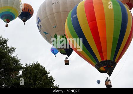 1 septembre 2023, Nove Mesto nad Metuji, République tchèque : une collection des 32 montgolfières se prépare à décoller tôt le matin dans la ville de Nove Mesto nad Metuji. Les ballonnistes de la République tchèque se rassemblent cette année pour ce qui est le plus grand événement de montgolfières '5th Balloons over Rozkos Lake' en République tchèque. (Image de crédit : © Slavek Ruta/ZUMA Press Wire) USAGE ÉDITORIAL SEULEMENT! Non destiné à UN USAGE commercial ! Banque D'Images