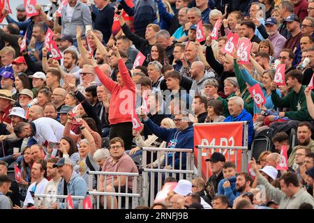 Manchester, Royaume-Uni. 01 septembre 2023. La foule célèbre un six lors du deuxième match international Vitality T20 Angleterre vs Nouvelle-Zélande à Old Trafford, Manchester, Royaume-Uni, le 1 septembre 2023 (photo de Conor Molloy/News Images) à Manchester, Royaume-Uni le 9/1/2023. (Photo de Conor Molloy/News Images/Sipa USA) crédit : SIPA USA/Alamy Live News Banque D'Images