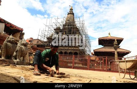 (160812) -- LALITPUR (NÉPAL), 11 août 2016 -- un ouvrier arrange des carreaux sur le site de reconstruction près du temple Krishna Mandir, place Patan Durbar, Lalitpur, Népal, 11 août 2016. Le processus de reconstruction des monuments patrimoniaux de la place Patan Durbar est en cours car ils ont été gravement endommagés par le tremblement de terre de l'année dernière. (Sxk) NEPAL-LALITPUR-PATAN BURBAR SQUARE-RECONSTRUCTION SunilxSharma PUBLICATIONxNOTxINxCHN 160812 Lalitpur Népal août 11 2016 un ouvrier arrange des tuiles SUR le site de reconstruction près du temple Krishna Mandir à Patan Durbar Square Lalitpur Népal août 11 2016 processus de reconstruction Banque D'Images