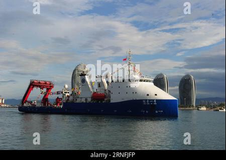 (160812) -- SANYA, 12 août 2016 -- le navire-mère submersible de haute mer de la Chine, Tansuo-1, retourne à Sanya dans la province de Hainan du sud de la Chine, le 12 août 2016. Le Tansuo-1 est retourné à Sanya vendredi après avoir terminé son voyage inaugural réussi dans la tranchée des Mariannes. Le navire-mère transportait 60 chercheurs et membres d'équipage ainsi qu'un submersible autonome télécommandé de 10 000 mètres, un sismomètre de fond océanique de 9 000 mètres et d'autres dispositifs fabriqués localement. Il a quitté Sanya le 22 juin pour l'expédition Mariana Trench. (WYL) CHINE-SANYA-DEEP-SEA SUBMERSIBLE NAVIRE-MÈRE-RETOUR (CN) SHAXXIAOFENG PUBLICATIO Banque D'Images