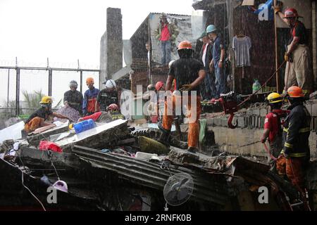 (160813) -- QUEZON CITY, 13 août 2016 -- des sauveteurs tentent de sauver un homme coincé sous les décombres d'un mur de béton dans un bidonville à Manille, Philippines, 13 août 2016. Le mur de béton s'est effondré sur des bidonvilles où quatre personnes ont été piégées en raison des fortes pluies persistantes apportées par la mousson du sud-ouest. Deux personnes sont mortes et 15 résidents ont été blessés dans l'accident, selon le Bureau de réduction et de gestion des risques de catastrophe de Manille (MDRRMO). )(yy) PHILIPPINES-MANILA-TAUDIS-MUR EFFONDREMENT RouellexUmali PUBLICATIONxNOTxINxCHN 160813 Quezon City août 13 2016 Rescue essayez de sauver un homme tr Banque D'Images