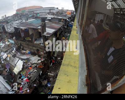 (160813) -- QUEZON CITY, 13 août 2016 -- des sauveteurs tentent de sauver un homme coincé sous les décombres d'un mur de béton dans un bidonville à Manille, Philippines, 13 août 2016. Le mur de béton s'est effondré sur des bidonvilles où quatre personnes ont été piégées en raison des fortes pluies persistantes apportées par la mousson du sud-ouest. Deux personnes sont mortes et 15 résidents ont été blessés dans l'accident, selon le Bureau de réduction et de gestion des risques de catastrophe de Manille (MDRRMO). )(yy) PHILIPPINES-MANILA-TAUDIS-MUR EFFONDREMENT RouellexUmali PUBLICATIONxNOTxINxCHN 160813 Quezon City août 13 2016 Rescue essayez de sauver un homme tr Banque D'Images