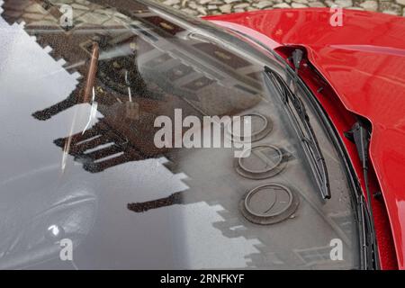 Hampton court, Surrey, Royaume-Uni. 1 septembre 2023. Scènes du premier jour du Concourse of Elegance au Hampton court Palace. OPS : les remparts du Palais reflétés dans le pare-brise d'une Ferrari crédit : Motofoto/Alamy Live News Banque D'Images