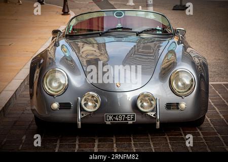 Une Porsche vintage immaculée à l'extérieur de l'Hôtel Hermitage à Monte-Carlo, Monaco, France Banque D'Images