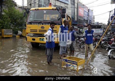 (160816) -- LAHORE, 16 août 2016 -- des travailleurs tentent de drainer l'eau d'une rue inondée après de fortes pluies à Lahore, dans l'est du Pakistan, le 16 août 2016.) PAKISTAN-LAHORE-WEATHER-RAIN Sajjad PUBLICATIONxNOTxINxCHN 160816 Lahore août 16 2016 des travailleurs tentent de drainer l'eau d'une rue inondée après de fortes pluies dans l'est du Pakistan S Lahore LE 16 2016 août Pakistan Lahore pluie météo Sajjjad PUBLICATIONxNOTxINxCHN Banque D'Images