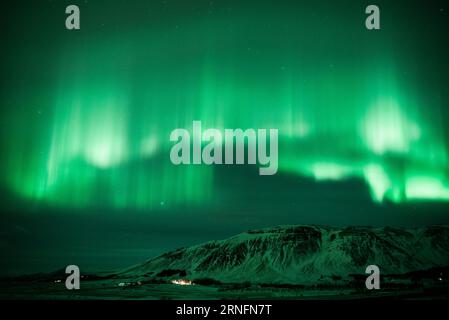 aurores boréales (aurora borealis) au-dessus d'une montagne à Hvalfjörður près de Reykjavik, Islande. Banque D'Images