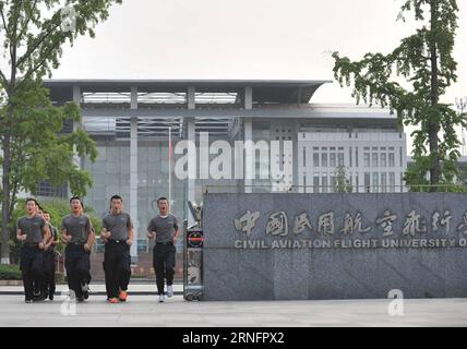 (160821) -- DEYANG, août 19 2016 -- les stagiaires exercent au campus Guanghan de l'Université chinoise de vol d'aviation à Deyang, dans la province du Sichuan du sud-ouest de la Chine, le 18 août 2016. L'agent de sûreté aérienne, également connu sous le nom d'agent de sûreté aérienne, est responsable de la sécurité des personnes à bord et des avions à bord d'un aéronef civil. Devenir officier de sûreté aérienne n'est pas une chose facile. Après une formation préliminaire de deux mois et demi, les candidats doivent avoir une formation d’au moins 100 heures sur de vrais avions. Malgré un test rigide, beaucoup de jeunes Chinois choisissent ce travail comme leur carrière. Banque D'Images