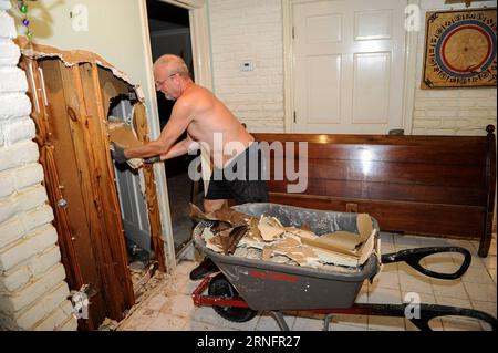 (160821) -- BATON ROUGE (USA), Aug. 20, 2016 -- A man removes the damaged wall of his house in Baton Rouge, the United States, Aug. 20, 2016. Severe flooding caused by heavy rain hit the southern part of the U.S. state of Louisiana. According to local media, up to 13 people have been killed and thousands of residents have been forced to leave their homes. ) (zjy) U.S.-BATON ROUGE-FLOOD-AFTERMATH ZhangxChaoqun PUBLICATIONxNOTxINxCHN   160821 Baton Rouge USA Aug 20 2016 a Man removes The damaged Wall of His House in Baton Rouge The United States Aug 20 2016 severe flooding CAUSED by Heavy Rain H Stock Photo