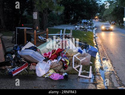 (160821) -- BATON ROUGE (États-Unis), 20 août 2016 -- des meubles sont vus abandonnés sur le bord de la route à Baton Rouge, États-Unis, 20 août 2016. De graves inondations causées par de fortes pluies ont frappé la partie sud de l'État américain de Louisiane. Selon les médias locaux, jusqu'à 13 personnes ont été tuées et des milliers d'habitants ont été contraints de quitter leur maison. (Zjy) U.S.-BATON ROUGE-FLOOD-AFTERMATH ZhangxChaoqun PUBLICATIONxNOTxINxCHN 160821 Baton Rouge USA août 20 2016 les meubles sont des lacs abandonnés SUR LE bord de la route à Baton Rouge États-Unis août 20 2016 de graves inondations CAUSÉES par une forte pluie frappée Banque D'Images