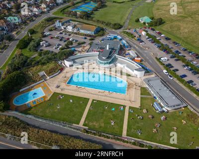 Vue aérienne de Saltdean Lido, Saltdean, East Sussex, Royaume-Uni. Banque D'Images