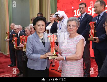 (160823) -- BEIJING, 23 août 2016 -- le vice-premier ministre chinois Liu Yandong (à gauche) remet des trophées aux lauréats du 10e Prix spécial du livre de Chine à Beijing, capitale de la Chine, le 23 août 2016.) (Yxb) CHINA-BEIJING-LIU YANDONG-SPECIAL BOOK AWARD (CN) MaxZhancheng PUBLICATIONxNOTxINxCHN 160823 Beijing août 23 2016 le vice-premier ministre chinois Liu Yandong l Front présente des trophées aux lauréats du 10e Prix spécial du livre de Chine à Beijing capitale de la Chine août 23 2016 yxb Chine Beijing Liu Yandong Yandong Prix spécial du livre CN MaxZhancheng PUBLICATIONxNOTxINxCHN Banque D'Images