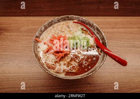 Vue de dessus porc rôti chashu ramen soupe de nouilles sur comptoir en bois. Banque D'Images