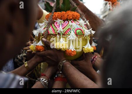 (160825) -- MUMBAI, 25 août 2016 -- les habitants du quartier de Dadar préparent le pot de caillé d'argile qui sera brisé lors de la célébration du festival Dahi Handi à Mumbai, Inde, le 25 août 2016. Dahi Handi est un festival indien pour marquer la naissance du dieu hindou Seigneur Krishna. Basé sur la légende du dieu enfant Krishna volant du beurre, le festival consiste à fabriquer une pyramide humaine et à casser un pot de terre rempli de caillé attaché à hauteur. )(cl) INDIA-MUMBAI-DAHI HANDI FESTIVAL-CÉLÉBRATION BixXiaoyang PUBLICATIONxNOTxINxCHN 160825 Mumbai août 25 2016 les habitants du quartier de DADAR préparent le caillé d'argile Banque D'Images