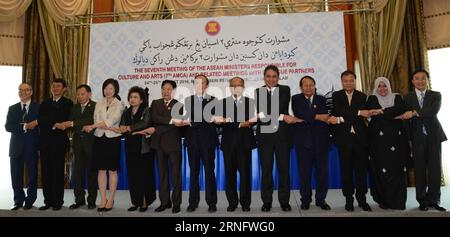 (160825) -- BANDAR SERI BEGAWAN, Aug. 25, 2016 -- Photo taken on Aug. 25, 2016 shows delegates posing for a group photo during the 3rd meeting of China-ASEAN Ministers Responsible for Culture and Arts (AMCA+China) in Bandar Seri Begawan, capital of Brunei. The 3rd meeting of China-ASEAN Ministers Responsible for Culture and Arts (AMCA+China) and the 7th meeting of cultural ministers of ASEAN and its dialogue partners China, Japan, and South Korea (AMCA+3) were held here at Brunei s Prime Minister s Office on Thursday. ) (zw) BRUNEI-BANDAR SERI BEGAWAN-ASEAN-CHINA-CULTURAL OFFICIALS MEETING Jef Banque D'Images