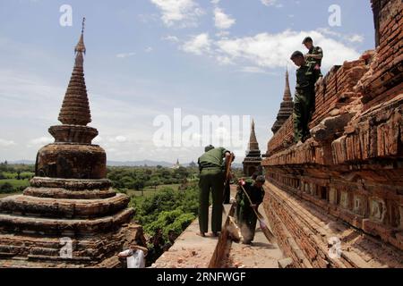 (160825) -- BAGAN, 25 août 2016 () -- des soldats du Myanmar nettoient les morceaux de briques d'une pagode endommagée après le tremblement de terre à Bagan dans la région de Mandalay, Myanmar, le 25 août 2016. Un puissant tremblement de terre de magnitude 6,8, qui a secoué le centre du Myanmar mercredi, a tué au moins quatre personnes et endommagé 190 anciennes pagodes célèbres dans la région de Bagan-Nyaung Oo et dans l'État de Rakhine, a déclaré un rapport officiel jeudi, citant le département d'archéologie. () (zw) MYANMAR-BAGAN-EARTHQUAKE-AFTERMATH Xinhua PUBLICATIONxNOTxINxCHN 160825 Bagan août 25 2016 les soldats du Myanmar nettoient les morceaux de briques d'un endommagé Banque D'Images