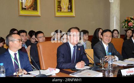 (160825) -- BANDAR SERI BEGAWAN, 25 août 2016 -- Ding Wei (C), vice-ministre chinois de la Culture, prend la parole lors de la 7e réunion des ministres de la Culture de l'ASEAN et de ses partenaires de dialogue Chine, Japon et Corée du Sud (AMCA+3) à Bandar Seri Begawan, capitale du Brunei, le 25 août 2016. La 3e réunion des ministres de la Culture et des Arts de la Chine et de l ASEAN (AMCA+Chine) et la 7e réunion des ministres de la Culture de l ASEAN et de ses partenaires de dialogue, la Chine, le Japon et la Corée du Sud (AMCA+3) se sont tenues jeudi au Bureau du Premier ministre de Brunei. (ZW) BRUNEI-BANDAR SERI BEGAWAN-ASEAN-CHINE-CULT Banque D'Images