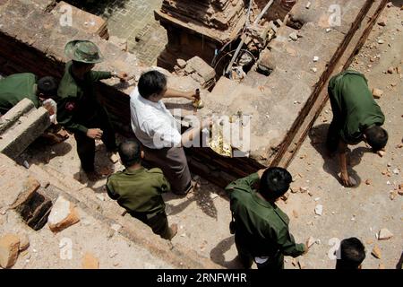 (160825) -- BAGAN, 25 août 2016 () -- des soldats du Myanmar nettoient les morceaux de briques d'une pagode endommagée après le tremblement de terre à Bagan dans la région de Mandalay, Myanmar, le 25 août 2016. Un puissant tremblement de terre de magnitude 6,8, qui a secoué le centre du Myanmar mercredi, a tué au moins quatre personnes et endommagé 190 anciennes pagodes célèbres dans la région de Bagan-Nyaung Oo et dans l'État de Rakhine, a déclaré un rapport officiel jeudi, citant le département d'archéologie. () (zw) MYANMAR-BAGAN-EARTHQUAKE-AFTERMATH Xinhua PUBLICATIONxNOTxINxCHN 160825 Bagan août 25 2016 les soldats du Myanmar nettoient les morceaux de briques d'un endommagé Banque D'Images