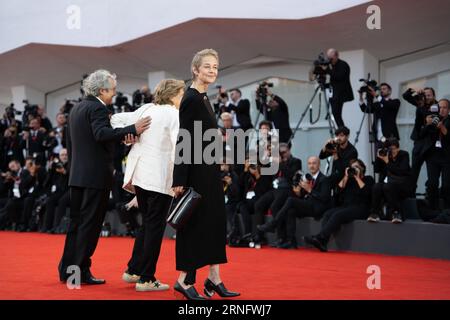 VENISE, ITALIE - 30 AOÛT : Charlotte Rampling et la réalisatrice Liliana Cavani assistent au tapis rouge d'ouverture du 80e Festival international du film de Venise le 30 août 2023 à Venise, en Italie. (Photo de Luca Carlino/NurPhoto)0 crédit : NurPhoto SRL/Alamy Live News Banque D'Images