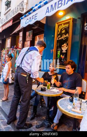 Paris, France, serveur travaillant à l'extérieur du restaurant Bistro français traditionnel, 'au Clairon des Chausseurs', Montmartre Banque D'Images