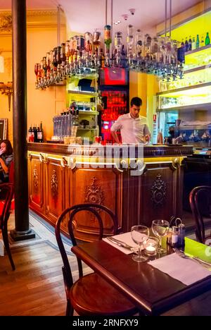 Paris, France, serveur travaillant à l'intérieur derrière le bar, restaurant traditionnel français Bistro, (quartier du canal Saint Martin) café à l'intérieur Banque D'Images