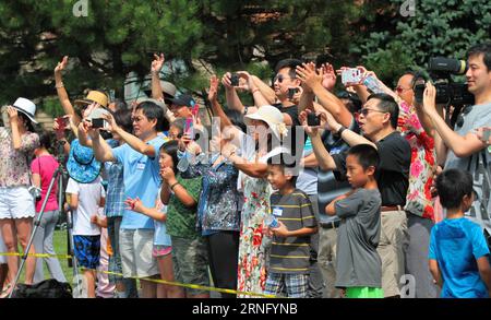 (160829) -- CHICAGO, 29 août 2016 -- des membres de la communauté locale et des médias regardent un vol d'essai d'un avion fabriqué maison à Naperville, banlieue ouest de Chicago, États-Unis, le 28 août 2016. Dans une communauté de la banlieue ouest de Chicago vivent un groupe de passionnés d'aviation qui transforment les arrière-cours ouvrant en mini-aéroport et garent de petits avions dans des garages. Parmi ces avions, un a été construit par un ingénieur sino-américain. Ingénieur de Nokia, David Hu a commencé à fabriquer un avion en 2006. (zy) VOL D'ESSAI D'AVION FABRIQUÉ par les États-Unis À NAPERVILLE WangxPing PUBLICATIONxNOTxINx Banque D'Images