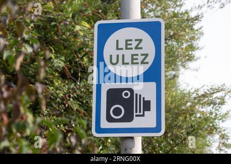 Londres, Royaume-Uni. 1 septembre 2023. Vue générale d'un panneau de caméra LEZ (Low Emission zone) / ULEZ (Ultra Low Emission zone) au Staples Corner à Londres. Crédit : Justin ng/Alamy Live News Banque D'Images