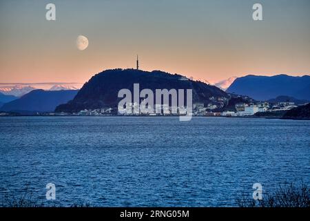 Lune au-dessus de Ålesund, Norvège Banque D'Images