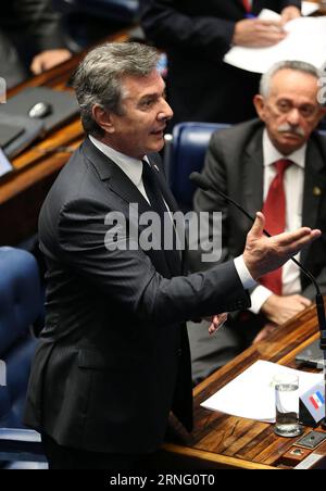 Bilder des Tages Dilma Rousseff - Amtsenthebungsverfahren à Brasilia (160831) -- BRASILIA, 31 août 2016 -- le sénateur et ancien président du Brésil Fernando Collor de Mello (L) prend la parole lors de la dernière séance de destitution du Sénat de la présidente suspendue du Brésil, Dilma Rousseff, à Brasilia, capitale du Brésil, le 31 août 2016. Les sénateurs brésiliens voteront mercredi pour décider si la présidente suspendue du Brésil, Dilma Rousseff, sera destituée ou non. La destitution exige un vote des deux tiers, soit 54 des 81 sénateurs. ) (Zjy) BRÉSIL-BRASILIA-ROUSSEFF-IMPEACHMENT-VOTE LixMing PUBLICATIONxNOTxINxC Banque D'Images