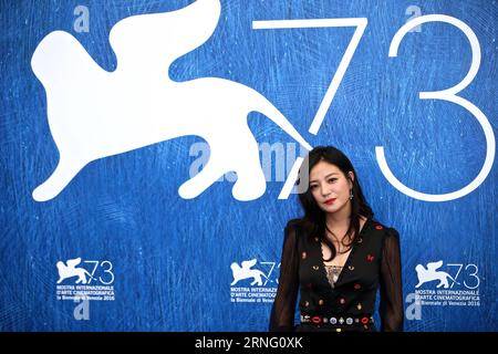 (160831) -- VENISE, 31 août 2016 -- l'actrice chinoise et membre du jury Zhao Wei pose pour des photos lors d'un photocall avant la cérémonie d'ouverture du 73e Festival du film de Venise à Venise, Italie, le 31 août 2016. Le Festival annuel du film de Venise dure du 31 août au 10 septembre cette année. ) (syq) ITALIE-VENISE-FILM FESTIVAL-JURY-PHOTOCALL JinxYu PUBLICATIONxNOTxINxCHN 160831 Venise août 31 2016 l'actrice chinoise et membre du jury Zhao Wei pose pour des photos lors d'un appel photo avant la cérémonie d'ouverture du 73e Festival du film de Venise à Venise Italie LE 31 2016 août le film annuel de Venise Banque D'Images