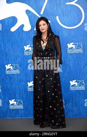 (160831) -- VENISE, 31 août 2016 -- l'actrice chinoise et membre du jury Zhao Wei pose pour des photos lors d'un photocall avant la cérémonie d'ouverture du 73e Festival du film de Venise à Venise, Italie, le 31 août 2016. Le Festival annuel du film de Venise dure du 31 août au 10 septembre cette année. ) (syq) ITALIE-VENISE-FILM FESTIVAL-JURY-PHOTOCALL JinxYu PUBLICATIONxNOTxINxCHN 160831 Venise août 31 2016 l'actrice chinoise et membre du jury Zhao Wei pose pour des photos lors d'un appel photo avant la cérémonie d'ouverture du 73e Festival du film de Venise à Venise Italie LE 31 2016 août le film annuel de Venise Banque D'Images