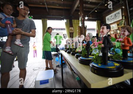 (160901) -- HANGZHOU, 1 septembre 2016 -- les citoyens regardent les personnages en argile mettant en vedette les dirigeants pour assister au prochain sommet du G20 à Hangzhou, capitale de la province du Zhejiang de l'est de la Chine, le 1 septembre 2016. Faites par l'artiste Wu Xiaoli avec le nom Dream of World Peace , les figures d'argile ont été exposées dans le quartier historique Qiaoxi de Hangzhou.) (Zhs) (SOMMET du G20)CHINA-HANGZHOU-G20-CLAY FIGURES (CN) JuxHuanzong PUBLICATIONxNOTxINxCHN 160901 Hangzhou sept 1 2016 citoyens Regardez les personnages en argile avec les dirigeants pour assister au prochain Sommet du G20 à Hangzhou capitale de l'est de la Chine S province du Zhejiang sept 1 Banque D'Images