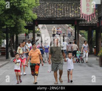 (160901) -- HANGZHOU, 1 septembre 2016 -- des citoyens se promènent près du pont de Gongchen à Hangzhou, capitale de la province du Zhejiang de l est de la Chine, 1 septembre 2016. Le 11e Sommet du G20 se tiendra à Hangzhou du 4 au 5 septembre. )(mp) (SOMMET G20)CHINA-HANGZHOU-DAILY LIFE (CN) XingxGuangli PUBLICATIONxNOTxINxCHN 160901 Hangzhou sept 1 2016 citoyens marchent près du pont Gong Chen à Hangzhou capitale de l'est de la Chine S Zhejiang province sept 1 2016 le 11e sommet du G20 sera héros à Hangzhou du 4 au 5 septembre MP G20 Summit China Hangzhou vie quotidienne CN XingxGuangli PUBLICATIONxNOTxINxCHN Banque D'Images