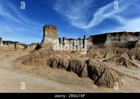 (160901) -- DATONG, 1 septembre 2016 -- une photo prise le 1 septembre 2016 montre une vue de la soi-disant forêt de sol dans la ville de Duzhuang, dans le comté de Datong, dans la province du Shanxi du nord de la Chine. La forêt de sol fait référence au paysage composé de loess protrusif et de sédiments gravillonnés dus au mouvement de la croûte ainsi qu'à l'érosion éolienne et hydrique. (Yxb) CHINA-SHANXI-DATONG- SOIL FOREST (CN) ZhanxYan PUBLICATIONxNOTxINxCHN 160901 Datong sept 1 2016 la photo prise LE 1 2016 septembre montre une vue de la Forêt de sol comme appelé à Duzhuang ville du comté de Datong Nord Chine S Shanxi province de Shanxi la Forêt de sol fait référence au paysage Banque D'Images