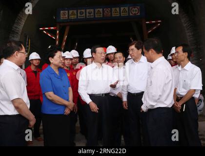 (160902) -- BEIJING, 2 septembre 2016 -- le vice-premier ministre chinois Zhang Gaoli (front C) visite le chantier de construction de la gare de la Grande Muraille Badaling de Beijing-Zhangjiakou, chemin de fer à grande vitesse à Beijing, capitale de la Chine, le 2 septembre 2016. Zhang a fait une tournée d'inspection sur les travaux de construction d'infrastructures liés aux Jeux olympiques d'hiver de 2022 ici vendredi. ) (Yxb) CHINA-BEIJING-ZHANG GAOLI-OLYMPICS INFRASTRUCTURE (CN) LiuxWeibing PUBLICATIONxNOTxINxCHN 160902 Beijing sept 2 2016 le vice-premier ministre chinois Zhang Gaoli C Front visite le chantier de construction de la station de la Grande Muraille Badaling de Beijing Zhangj Banque D'Images