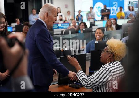 Washington, États-Unis. 31 août 2023. Le président américain Joe Biden, à gauche, remercie le personnel d'intervention d'urgence lors d'une visite après l'ouragan Idalia au siège de la FEMA, le 31 août 2023 à Washington, DC Credit : Graham Haynes/FEMA/Alamy Live News Banque D'Images