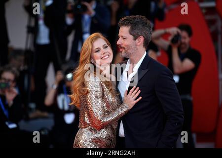 (160902) -- VENISE, 2 septembre 2016 -- l'actrice Amy Adams(L) et son mari Darren le Gallo arrivent pour la première du film Nocturnal Animals en compétition au 73e Festival du film de Venise à Venise, Italie, le 2 septembre 2016.) ITALIE-VENISE-FILM FESTIVAL-NOCTURNAL ANIMALS-PREMIERE JinxYu PUBLICATIONxNOTxINxCHN 160902 Venise sept 2 2016 l'actrice Amy Adams l et son mari Darren le Gallo arrivent pour la première du film Nocturnal Animals en compétition AU 73e Festival du film de Venise Italie LE 2 2016 septembre Italie Festival du film de Venise Nocturnal Animals première JinxYu PUBLICATIO Banque D'Images