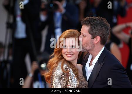 (160902) -- VENISE, 2 septembre 2016 -- l'actrice Amy Adams(L) et son mari Darren le Gallo arrivent pour la première du film Nocturnal Animals en compétition au 73e Festival du film de Venise à Venise, Italie, le 2 septembre 2016.) ITALIE-VENISE-FILM FESTIVAL-NOCTURNAL ANIMALS-PREMIERE JinxYu PUBLICATIONxNOTxINxCHN 160902 Venise sept 2 2016 l'actrice Amy Adams l et son mari Darren le Gallo arrivent pour la première du film Nocturnal Animals en compétition AU 73e Festival du film de Venise Italie LE 2 2016 septembre Italie Festival du film de Venise Nocturnal Animals première JinxYu PUBLICATIO Banque D'Images