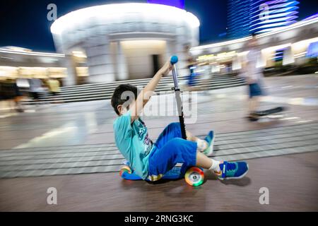 (160904) -- HANGZHOU, 4 septembre 2016 -- Un garçon joue près de la rivière Qiantang à Hangzhou, capitale de la province du Zhejiang de l'est de la Chine, 25 août 2016. Le 11e sommet du G20 se tiendra à Hangzhou du 4 au 5 septembre. )(zkr) (SOMMET G20)CHINA-HANGZHOU-DAILY LIFE (CN) ZhangxCheng PUBLICATIONxNOTxINxCHN 160904 Hangzhou sept 4 2016 un garçon JOUE près de la rivière Qiantang à Hangzhou capitale de l'est de la Chine S Zhejiang province août 25 2016 le 11e sommet du G20 sera héros à Hangzhou du 4 au 5 septembre CCR Sommet du G20 China Hangzhou Daily Life CN ZhangxCheng PUBLICATIONxNOTxINxCHN Banque D'Images