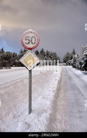 Panneau routier dans un paysage hivernal sur Godøy, Ålesund, Norvège Banque D'Images