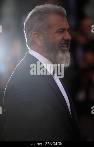 (160905) -- VENISE, 4 septembre 2016 -- le réalisateur Mel Gibson arrive pour la première du film Hacksaw Ridge au 73e Festival du film de Venise à Venise, Italie, le 4 septembre 2016.) (cyc) ITALIE-VENISE-FILM FESTIVAL-HACKSAW RIDGE JinxYu PUBLICATIONxNOTxINxCHN 160905 Venise sept 4 2016 le réalisateur Mel Gibson arrive pour la première du film Hacksaw Ridge AU 73e Festival de Venise Italie sept 4 2016 cyc Italie Festival de Venise Hacksaw Ridge JinxYu PUBLICATIONxNOTxINxCHN Banque D'Images