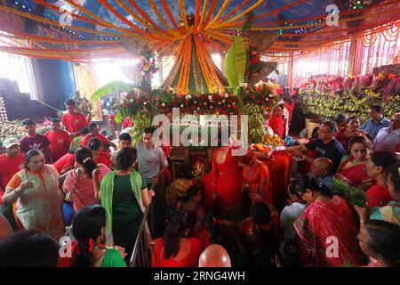 (160905) -- KATMANDOU, 5 septembre 2016 -- des dévots hindous font des prières au temple de Ganesh lors du festival Ganesh Chaturthi à Katmandou, Népal, le 5 septembre 2016. Le festival marque l'anniversaire du Seigneur Ganesha qui est largement vénéré par les Hindous comme le dieu de la sagesse, de la prospérité et de la bonne fortune. )(hy) NEPAL-KATHMANDU-GANESH CHATURTHI FESTIVAL SunilxSharma PUBLICATIONxNOTxINxCHN 160905 Katmandou sept 5 2016 les dévots hindous OFFRENT des prières AU Temple Ganesh pendant le Festival Ganesh Chaturthi à Katmandou Népal sept 5 2016 le Festival marque l'anniversaire de Lord Ganesha qui EST largement vénéré par Hind Banque D'Images