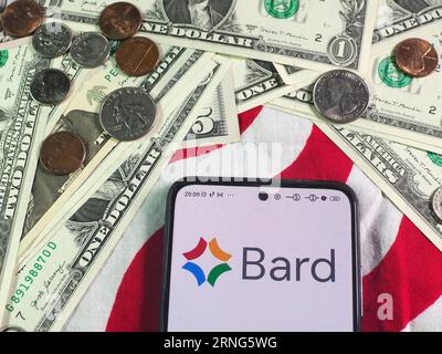 Dans cette illustration photo, le logo Bard by Google est affiché sur un smartphone et des billets et pièces de monnaie américains en arrière-plan. Banque D'Images