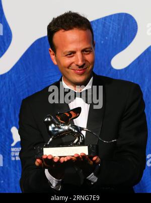 VENISE, 10 septembre 2016 -- le réalisateur Amat Escalante pose avec le Lion d'argent du meilleur réalisateur pour les Untamed lors de la séance photo des lauréats du 73e Festival du film de Venise à Venise, Italie, le 10 septembre 2016. )(axy) ITALY-VENICE-73RD FILM FESTIVAL-AWARD GongxBing PUBLICATIONxNOTxINxCHN Venise sept 10 2016 le réalisateur Amat Escalante pose avec le Lion d'argent du meilleur réalisateur pour les Untamed lors de l'appel photo des lauréats du 73e Festival du film de Venise à Venise Italie LE 10 2016 septembre 73e Prix du Festival du film de Venise GongxBing PUBLICATIONxNOTxINxCHN Banque D'Images