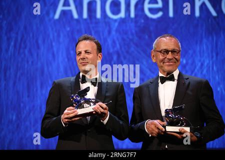 VENISE, 10 septembre 2016 -- le réalisateur Andrei Konchalovsky (à droite) pose avec le Lion d'argent du meilleur réalisateur pour son film Paradise , et le réalisateur EMAT Esclante pour son film The Untamed , lors de la cérémonie de remise des prix au 73e Festival du film de Venise, au Lido de Venise, Italie, le 10 septembre 2016. La femme qui est partie du réalisateur philippin Lav Diaz a remporté le Lion d’Or, le plus grand prix décerné au 73e Festival International du film de Venise qui s’est terminé ici samedi soir. )(axy) ITALY-VENICE-73RD FILM FESTIVAL-AWARD JinxYu PUBLICATIONxNOTxINxCHN Venise sept 10 2016 réalisateur Andrei Ko Banque D'Images