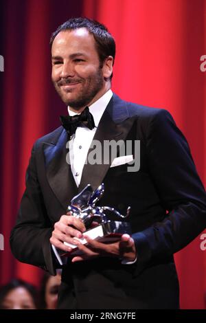 VENISE, 10 septembre 2016 -- le réalisateur Tom Ford pose avec le Grand Prix du jury pour son film Nocturnal Animals lors de la cérémonie de remise des prix au 73e Festival du film de Venise, au Lido de Venise, Italie, le 10 septembre 2016. La femme qui est partie du réalisateur philippin Lav Diaz a remporté le Lion d’Or, le plus grand prix décerné au 73e Festival International du film de Venise qui s’est terminé ici samedi soir. )(axy) ITALY-VENICE-73RD FILM FESTIVAL-AWARD JinxYu PUBLICATIONxNOTxINxCHN Venise sept 10 2016 le réalisateur Tom Ford pose avec le Grand Prix du jury pour son film Nocturnal Animals pendant le Prix C. Banque D'Images