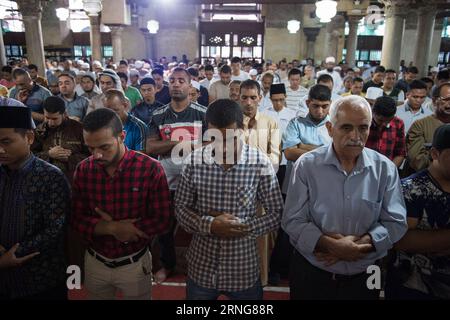 (160912) -- LE CAIRE, 12 septembre 2016 -- des musulmans égyptiens assistent aux prières de l'Aïd al-Adha à la mosquée Al-Azhar au Caire, Égypte, le 12 septembre 2016. Les musulmans du monde entier célèbrent la fête de l'Aïd al-Adha, ou la fête du sacrifice. (Zjy) EGYPT-CAIRO-EID AL-ADHA MengxTao PUBLICATIONxNOTxINxCHN 160912 le Caire sept 12 2016 les musulmans égyptiens assistent aux prières du serment Al Adha À la mosquée Al Azhar au Caire Égypte sept 12 2016 les musulmans du monde entier célèbrent le serment Al Adha Festival ou le Festival du sacrifice zjy Égypte le serment Al Adha MengxTao du Caire PUBLICATIONxNOTxINxCHN Banque D'Images