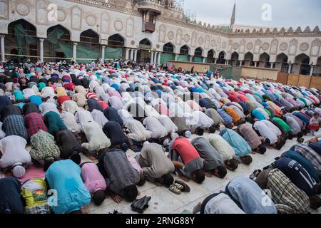 (160912) -- LE CAIRE, 12 septembre 2016 -- des musulmans égyptiens assistent aux prières de l'Aïd al-Adha à la mosquée Al-Azhar au Caire, Égypte, le 12 septembre 2016. Les musulmans du monde entier célèbrent la fête de l'Aïd al-Adha, ou la fête du sacrifice. (Zjy) EGYPT-CAIRO-EID AL-ADHA ChenxLin PUBLICATIONxNOTxINxCHN 160912 le Caire sept 12 2016 les musulmans égyptiens assistent aux prières du serment Al Adha À la mosquée Al Azhar au Caire Égypte sept 12 2016 les musulmans du monde entier célèbrent le serment Al Adha Festival ou le Festival du sacrifice zjy Égypte le serment Al Adha ChenxLin du Caire PUBLICATIONxNOTxINxCHN Banque D'Images