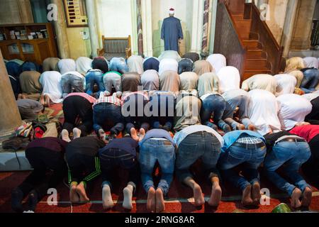 (160912) -- LE CAIRE, 12 septembre 2016 -- des musulmans égyptiens assistent aux prières de l'Aïd al-Adha à la mosquée Al-Azhar au Caire, Égypte, le 12 septembre 2016. Les musulmans du monde entier célèbrent la fête de l'Aïd al-Adha, ou la fête du sacrifice. (Zjy) EGYPT-CAIRO-EID AL-ADHA MengxTao PUBLICATIONxNOTxINxCHN 160912 le Caire sept 12 2016 les musulmans égyptiens assistent aux prières du serment Al Adha À la mosquée Al Azhar au Caire Égypte sept 12 2016 les musulmans du monde entier célèbrent le serment Al Adha Festival ou le Festival du sacrifice zjy Égypte le serment Al Adha MengxTao du Caire PUBLICATIONxNOTxINxCHN Banque D'Images